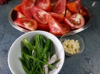 step1: 番茄洗淨切件.蔥切花,蒜頭切碎待用