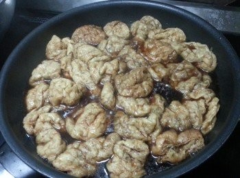 step3: 用鑊將調味料煮滾後加入以沖洗之麵根煮約5-8分鐘待麵根入味