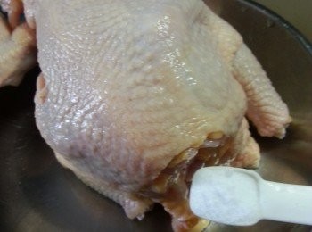 step1: 冰鮮雞一隻洗淨後用1茶匙鹽抹雞肚待入味