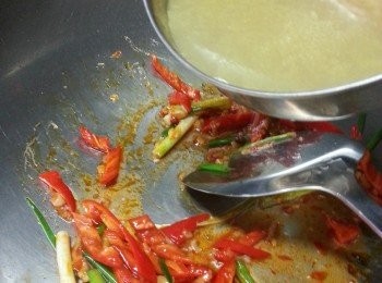 step6: 加入雞湯煮滾