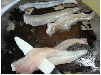 step1: 狗肚魚剪去魚邊,起骨,去掉肚內白色衣洗淨