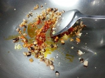 step4: 起油鑊先爆香蒜蓉.薑蓉,蝦米.冬茹.豆瓣醬