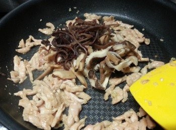 step8: 加入冬茹.木耳.竹筍炒勻