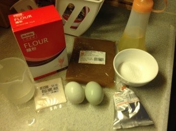 step1: 先將中筋麵粉, 泡打粉, 糖放入麵包機, 中間篤一個小洞, 放入酵母, 再把粉埋起小洞