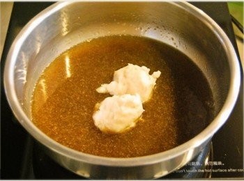 step3: 接著將花枝丸與黑木耳養生露一同加熱，加熱過程中記得要不定時攪拌，避免黏鍋。