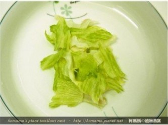 step3: 萵苣葉用過濾水充分洗淨後，用手撕成小片狀，並擺放製碗盤中。