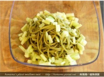 step5: 將切成丁狀的小黃瓜，放入至抹茶麵的碗中。