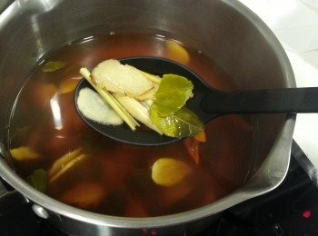 step1: 所有材料放入煲內（鮑魚除外），大火煮滾後，轉小火再煮5分鐘，使材料出味，放涼備用。