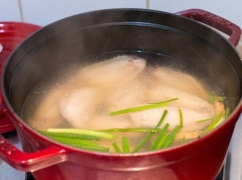 step2: 調至小火，下 1 湯匙紹興花雕酒和<a href="https://bit.ly/3zHU5V3" target="_blank" data-keyword="雞翼" class="guide-link"><strong>雞翼</strong></a> <span style="display:inline-block;vertical-align:middle;margin-top:-3px;color:initial;border-radius:3px;padding:2px 3px;font-size:12px;line-height:14px;background:#87d300;color:#fff;">即買</span> 。