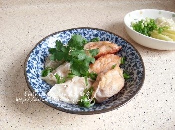 step12: 盛起與蒸餃一同放上碟 , 灑上蔥絲及芫茜