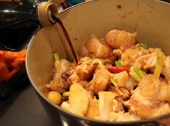 step3: 加入開水約8分滿，放入牛蹄筋、醬油、米酒、蕃茄煮沸後轉小小火慢燉3小時。