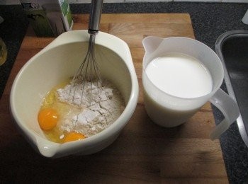 step1: 將煎餅粉包裝內所有材料與雞蛋攪拌均勻。