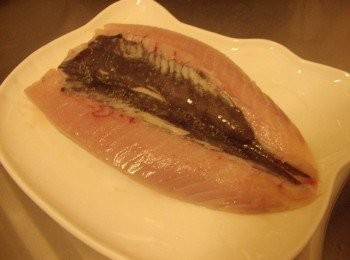 step2: 2.用少許鹽輕抹上魚兩面