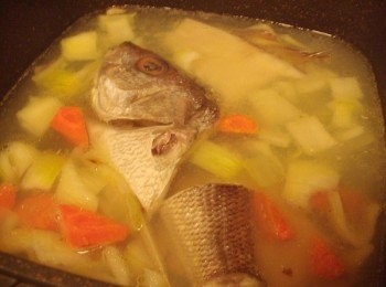 step4: 4.接著加入酌量的水煮滾 (因為剛好做了另一道魚料理ˊ有剩下魚頭ˊ魚尾和骨架所以拿來再利用) 沒有可省略沒關係哦~