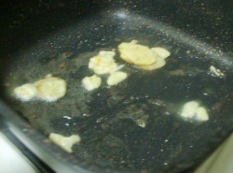 step2: 熱鍋後放入油1大匙ˊ依續爆香薑片ˊ蒜頭