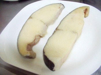 step1: 圓鱈清洗乾淨ˊ取掉中間骨頭ˊ擦乾水份ˊ然後輕抹上少許鹽