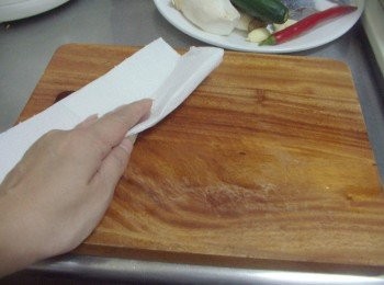 step4: 4.擦拭過的餐巾紙別急著丟棄哦ˊ順便將沾板擦拭乾淨