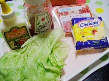 step8: 14.準備好麵包卷所需<span class="group_2">餡料</span>:芝司樂原味起司4片ˊ博客慕尼黑火腿4片ˊ 生菜酌量ˊ沙拉醬ˊ蕃茄醬酌量<span class="group_3">沾醬</span>果醬酌量。