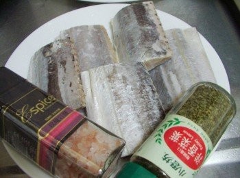 step1: 步驟1先準備好所需<span class="group_1">材料</span>ˊ白帶魚處理乾淨擦乾水份備用