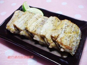 step5: 步驟5盛盤前再用餐巾紙輕輕按壓擦乾多餘油脂並灑上少許玫瑰岩鹽就完成囉~