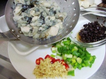 step1: 先準備好所需<span class="group_1">材料</span>ˊ蚵用濾網盛放多沖洗幾次ˊ並確實瀝乾水份ˊ 豆鼓先用0.5大匙米酒浸泡ˊ其他配料切末處理備用