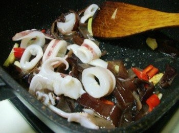 step4: 再擺入木耳辣椒略為拌炒