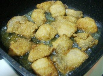 step3: 將完成的炸魚塊再次回鍋ˊ和醬汁充滿拌勻