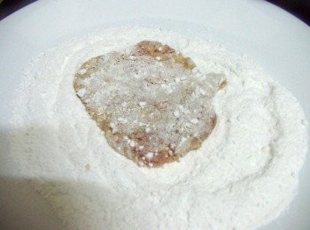 step2: 利用醃漬時間ˊ將<span class="group_3">裹粉</span>準備好並調勻ˊ然後將醃漬入味的肉片均勻沾裹上ˊ 靜置2分鐘ˊ讓粉反朝ˊ(這樣入鍋炸時ˊ粉才不會散落)