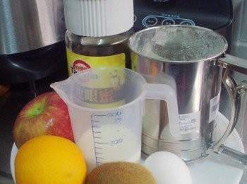 step1: 先準備好所需材料ˊ鮮奶和雞蛋如果是冷藏取出ˊ最好先回復室溫備用