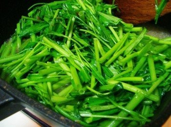 step3: 接著加入少許水ˊ用水炒方式拌炒空心菜ˊ最後加入<span class="group_2">調味</span>試試味道即可