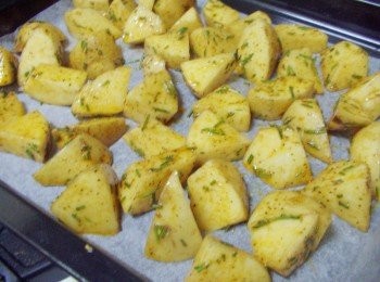 step4: 烤盤鋪上烘焙紙ˊ將完成步驟3平鋪上ˊ 然後送人事先以200度c預熱的烤箱ˊ烤25~30分鐘即可