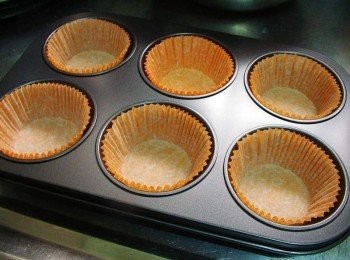 step3: 馬芬模套上紙模備用ˊ或用材質較硬挺的紙杯直接運用