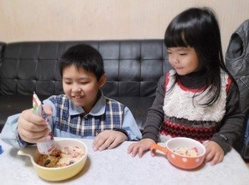 step4: 然後酌量淋上鷹牌煉奶