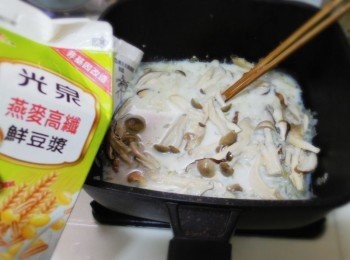 step5: 然後倒入光泉燕麥高纖無糖鮮豆漿和酌量煮麵水一起煮沸， 並以鹽和胡椒粉略為<span class="group_2">調味</span>