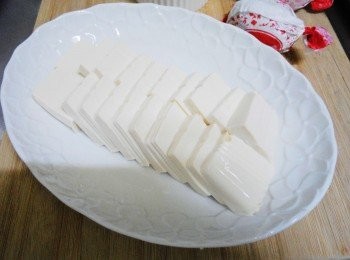 step2: 2.盒裝嫩豆腐取出切成所需大小，然後擺盤成自己喜好樣子