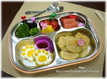 step7: 蒸好的貓爪搭配著兒童餐盤，就是一份卡哇伊的兒童餐嘍