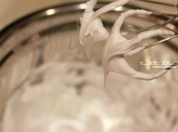 step13: 再加入剩下一半的細糖粉，攪打至糖霜變得濃稠，提起時尾端下垂，將攪拌盆倒過來也不會滴下的狀態即可。