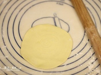 step10: 每份酥皮稍微用手壓扁，再以桿麵棍均勻擀平，成為直徑約8~10公分(或依杯子蛋糕烤盤的尺寸調整)的圓形薄片。