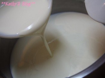 step5: 等一陣，待涼後加入150g忌廉拌勻~