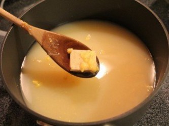 step1: 取一湯鍋, 將玉米醬罐頭/雞湯塊倒入,水的份量為玉米醬的罐頭一杯