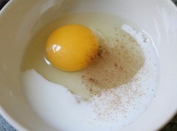 step1: 將蛋, 牛奶, 跟肉桂粉攪拌均勻備用