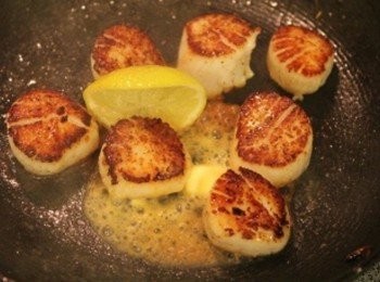 step4: 將干貝煎至表面金黃, 加入檸檬汁/奶油