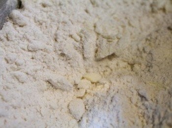 step3: 壓到奶油與麵粉結合成小球球狀