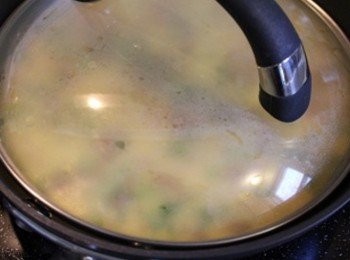 step5: 蓋上鍋蓋. 用中火悶10分鐘後. 請依照每家火爐烹飪火侯調整時間!