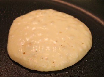 step4: 平底鍋中火加熱, 抹少許奶油, 加入適當的麵糊. 煎到表面開始冒泡, 即可翻面