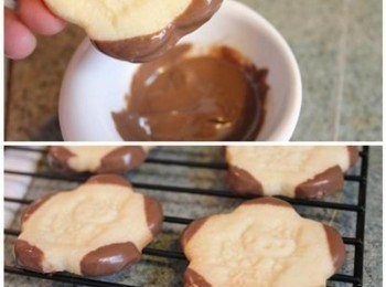 step6: 餅乾放涼後, 可沾上融化的巧克力裝飾