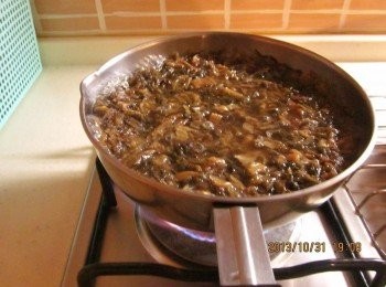 step1: 梅干菜洗乾淨煮3分鐘去除澀味及鹹味,撈起瀝乾水份備用