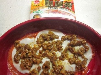 step4: 烤盤底部抺上蕃茄醬,水餃皮燙好一張鋪一張,鋪完整個烤盤後放咖哩肉醬.