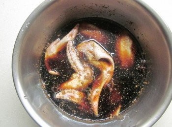 step1: 取一鍋放入所有調味料(含水),雞翅洗淨也放入