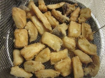 step4: 將醃過的杏鮑菇塊沾炸粉以160度炸到金黃色,九層塔稍炸,通通撈起備用